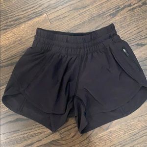 🍋Lululemon Tracker Short Size 4 Worn Once Black🍋